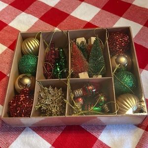 24 pieces of miniature Christmas decorations. Various sizes, see peppermint.